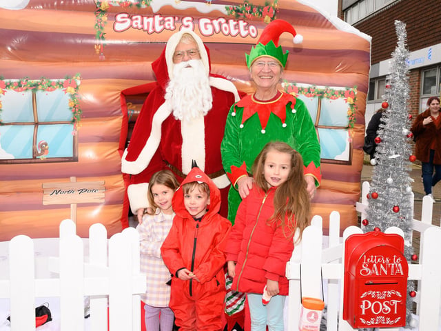 Pictured is: Santa and his helper with Cally Rose, Ellis Eastward-Freeman and Emilia Busby-CurreyPicture: Keith Woodland (031221-19)