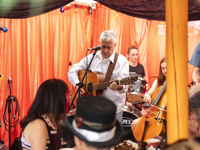 Andy Comley performing at Wickham Festival