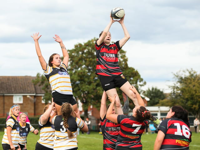 Portsmouth (yellow/gold/black) v Cullompton. Picture by Nathan Lipsham