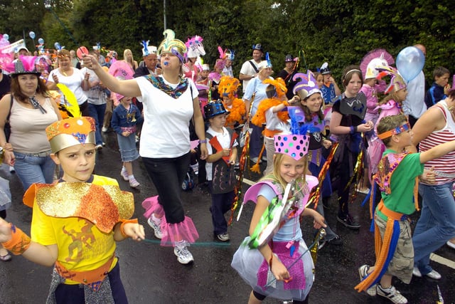 The Bridgemary Carnival heads off around the estate 21st July 2007. Picture: Steve Reid 072992-24