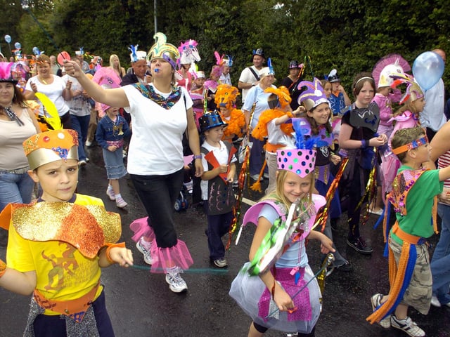 The Bridgemary Carnival heads off around the estate 21st July 2007. Picture: Steve Reid 072992-24