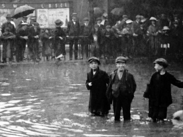 Flooding outside the goods sheds in Commercial Road. The boy’s face in the centre says it all. Flooding in Commercial Road taken from inside the gates of the railway goods shed.