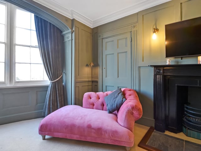 55 Broad Street, Old Portsmouth, Hampshire
Guide Price ~ £825,000 ~ Freehold