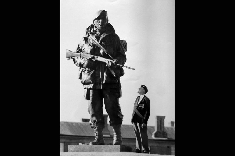 Canadian veteran Jeff Knowles with the Yomper statue 14th August 1995