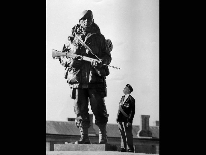 Canadian veteran Jeff Knowles with the Yomper statue 14th August 1995