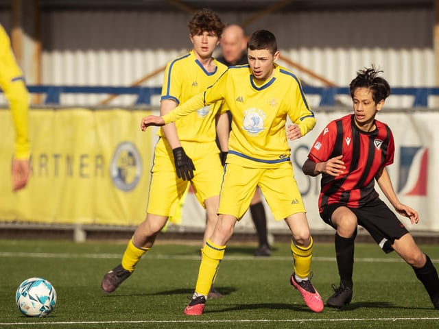 Action from the U16 GEC Marconi Invitation Cup final between Horndean Hawks Condors (red/black) and Pickwick Youth Panthers (yellow). Picture: Keith Woodland (260221-9)