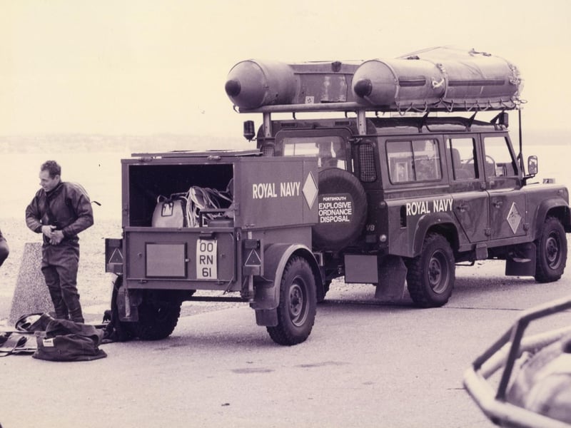 Royal Navy bomb disposal experts from the Portsmouth Ordnance Disposal diving team, at Stokes Bay, Gosport, reparing to deal with a torpedo found in the Solent, 1993. The News PP5543