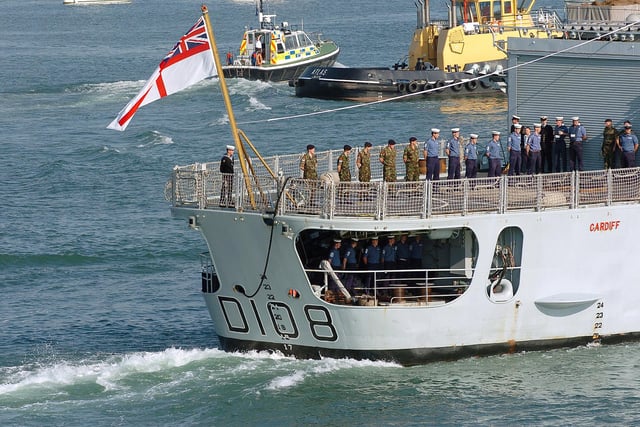 14th July 2005. Paying off. HMS Cardiff makes her way into Portsmouth, under the Command of Commander Mike Beardall Picture: Malcolm Wells/The News Portsmouth ( 053301-46 )