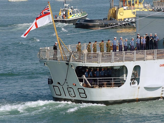 14th July 2005. Paying off. HMS Cardiff makes her way into Portsmouth, under the Command of Commander Mike Beardall  Picture: Malcolm Wells/The News Portsmouth ( 053301-46 )