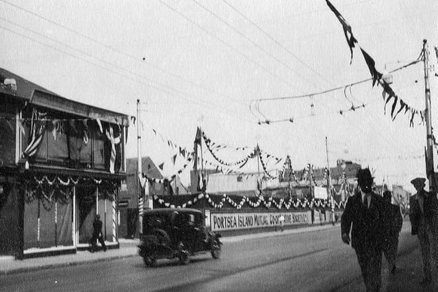 26 incredible retro photos showing Fratton Road in Portsmouth over the ...