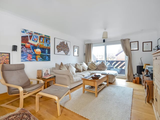 8 Carne Place, Port Solent, Portsmouth, Hampshire 
Guide Price ~ £500,000 ~ Freehold