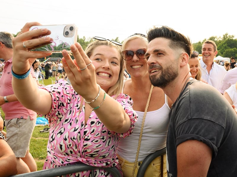 Ben Haenow with festival goers (170621-432)