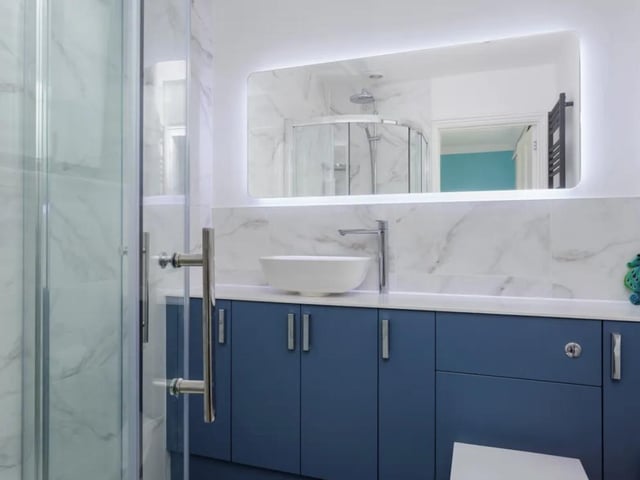 This five bedroom property comes with four bathrooms and three reception rooms as well as a spacious garden, a covered swimming spa and a hot tub.