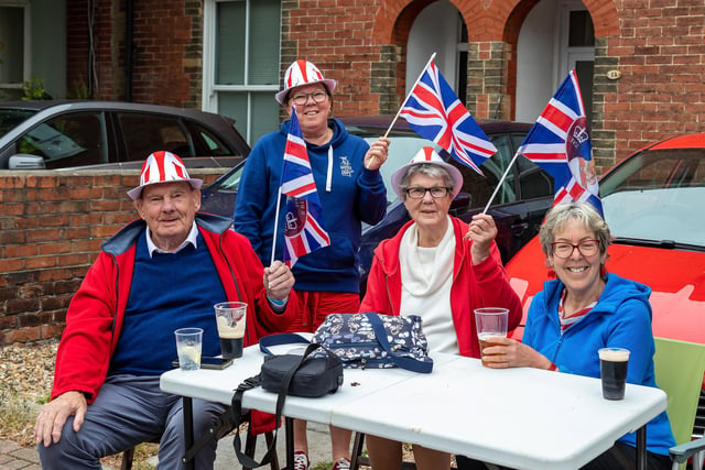 Residents at the Duncan Road Jubilee street party. Pictured: Mike Bowdich (85), Lesley Lomas, Fay Bowdich (83) and Louise Chandler. Picture: Mike Cooter (050622)