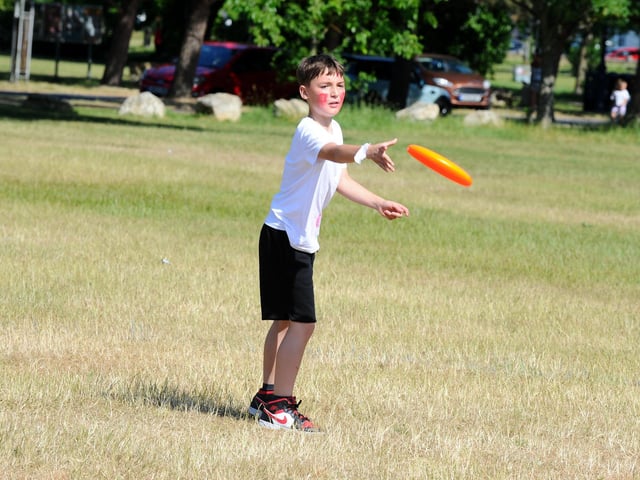 Year 7s playing ultimate frisbee (150623-8414)