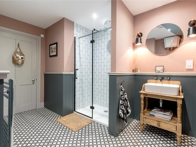 Shower room.