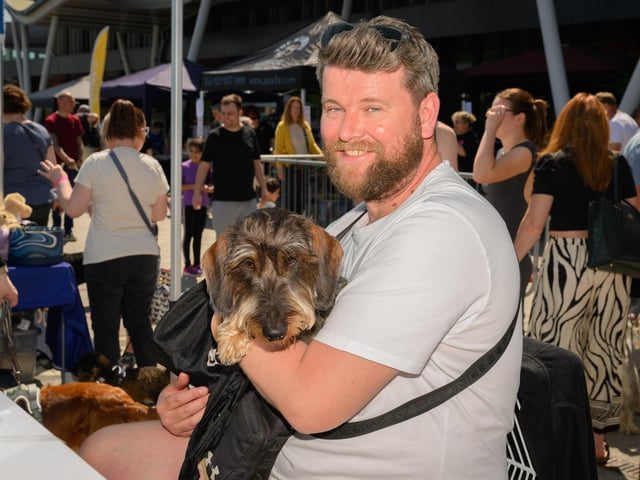 Lee Williams with his dog Clive taking a break from the sun.Picture: Keith Woodland (250521-56)