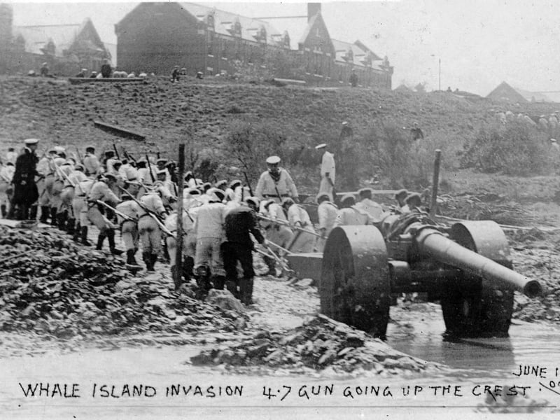 The White Force hauls a gun out of the mud and on to Whale Island during the Great War in 1904.