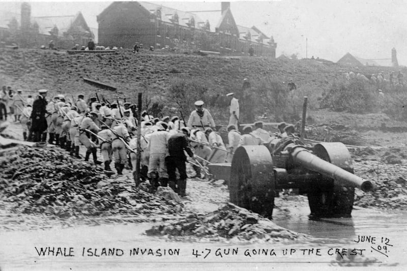 The White Force hauls a gun out of the mud and on to Whale Island during the Great War in 1904.