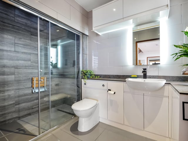 The steam/wet room