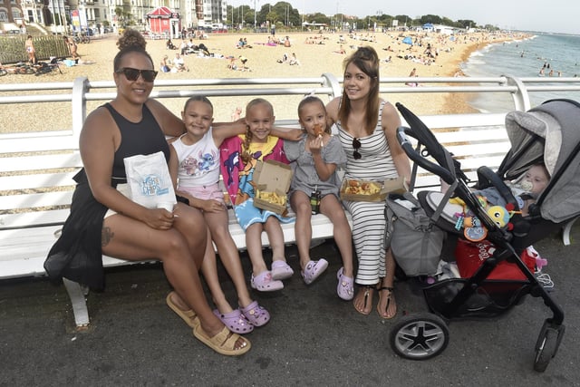 Pictured is: (l-r) Emily Cooper with her children Minnie (9), Eden (6), Dulcie Coles (6) her mum Andrea Williams and her baby brother.
Picture: Sarah Standing (050923-8191)