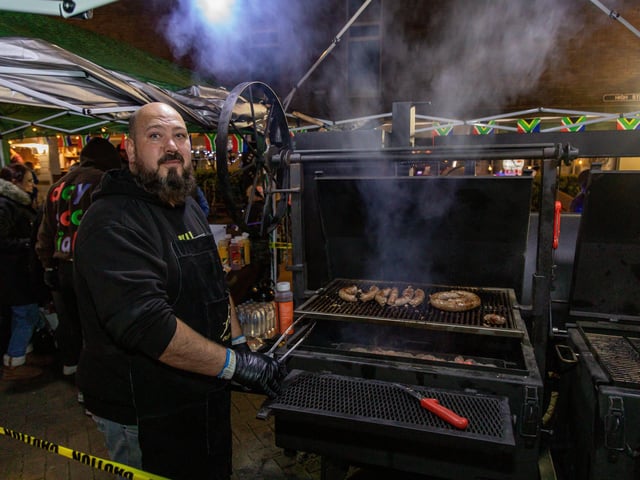 Shane from Braai-B-Que boys brings a taste of South Africa to Gosport with his freshely cooked Boerewors. Picture: Mike Cooter (251123)