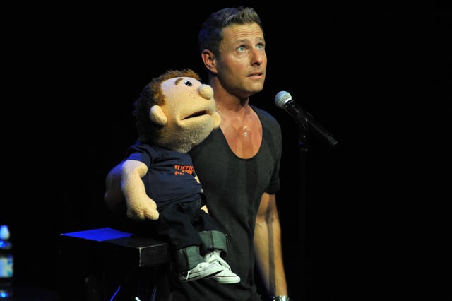 Paul Zerdin performing live.  Photo by Steve Ullathorne