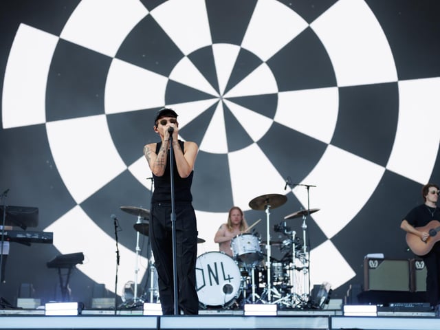 Pictured: The Crowds singing with Louis Tomlinson Picture:Marcin Jedrysiak