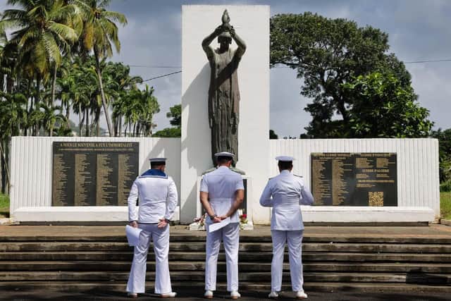 HMS Medway's commanding officer pays respects at the Martinque War Memorial.
