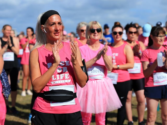 Applause before the warm up. Picture: Chris Moorhouse (jpns 030722-11)