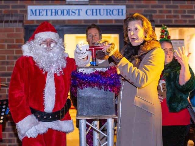 Santa and the Mayor of Havant, Cllr Diana Patrick, switching on the Christmas lights in Emsworth. 

Picture: Habibur Rahman