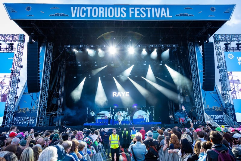 Raye wowed the crowd with her incredible performance at Victorious Festival on Friday evening.
Photos by Alex Shute