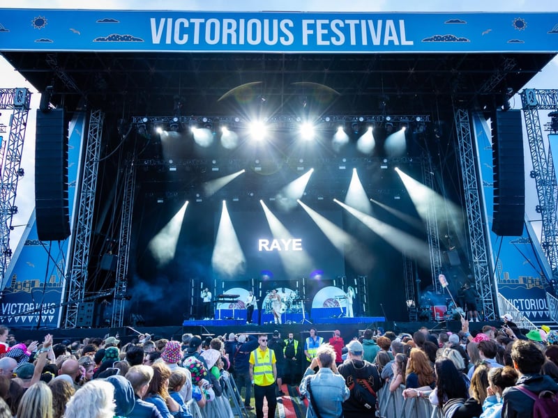 Raye wowed the crowd with her incredible performance at Victorious Festival on Friday evening.
Photos by Alex Shute