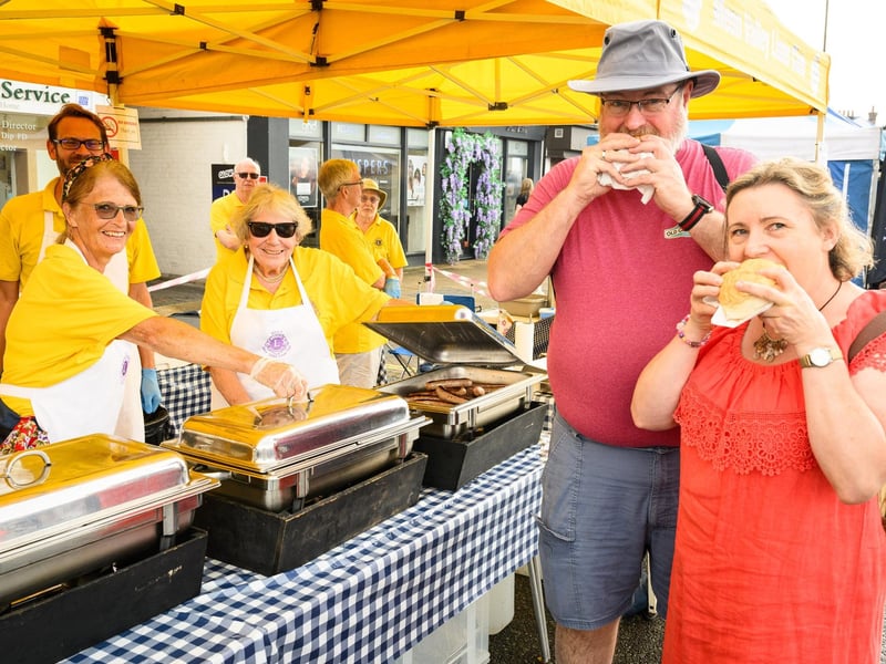 Pictured is: Bill and Maria Koraska enjoy their burgers  from the Lions Club stall
Picture: Keith Woodland (100921-6)