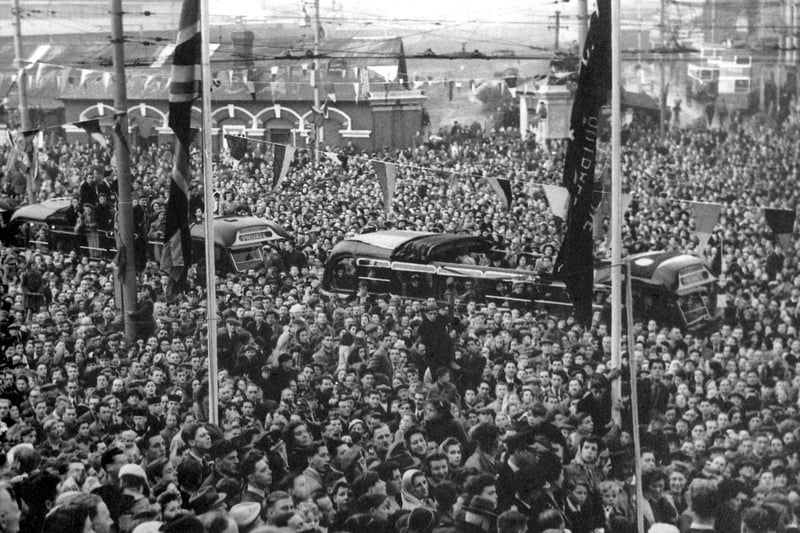 Crowds in Guildhall Square clamour to see Pompey players return with the FA Cup in 1939