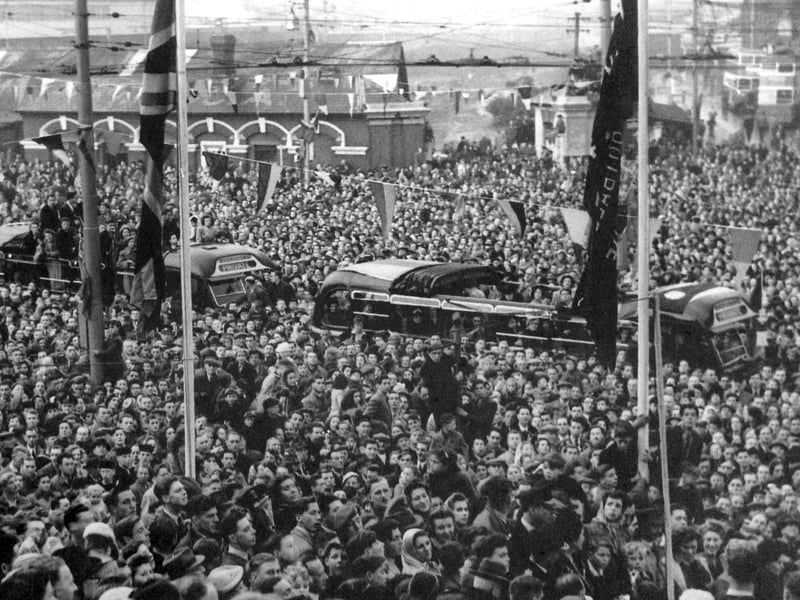 Crowds in Guildhall Square clamour to see Pompey players return with the FA Cup in 1939