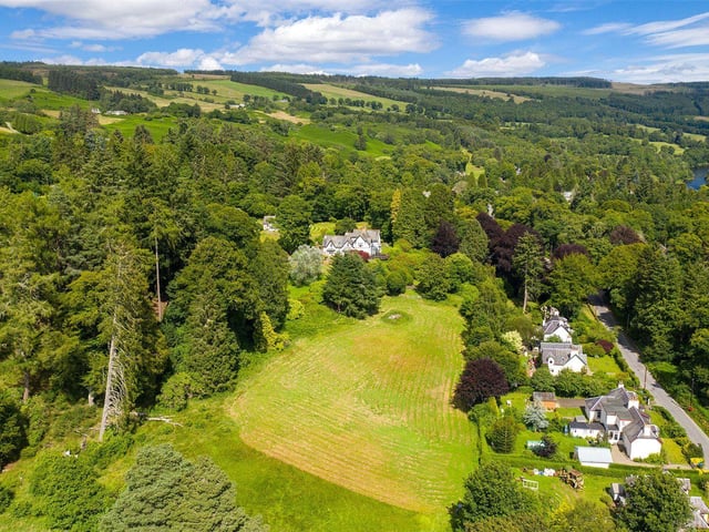 The private, well tended garden has all year round plants, lawn and woodland as well as an outbuilding that comprises a double garage, potting shed and log store.