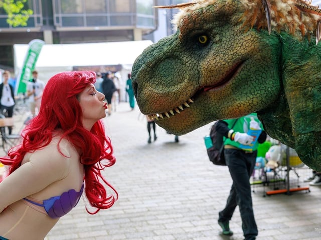 Cosplayers and dinosaurs get to know each other at Portsmouth Comic Con