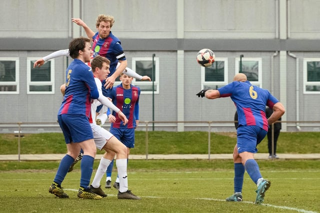 US Portsmouth (maroon/blue) v Horndean. Picture: Keith Woodland