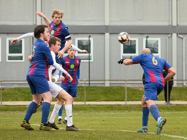 US Portsmouth (maroon/blue) v Horndean. Picture: Keith Woodland