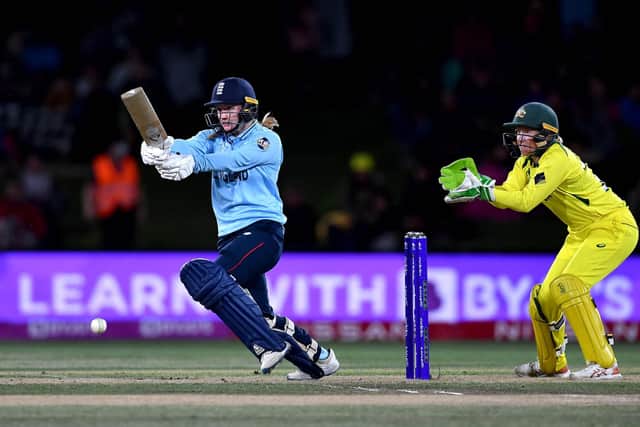 England's Charlie Dean plays a shot watched by the Australia's wicketkeeper Alyssa Healy during the 2022 Women's Cricket World Cup final. Photo by Sanka Vidanagama / AFP.