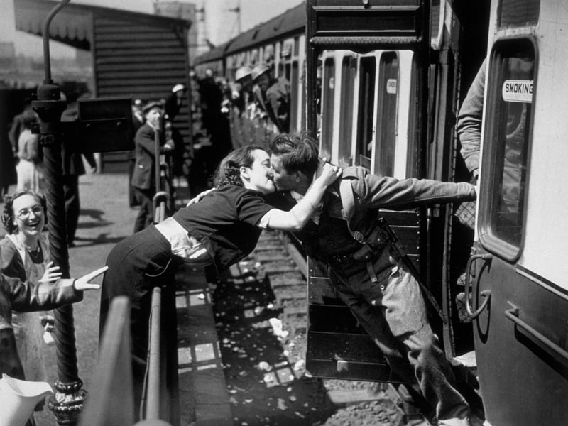 A soldier of the British Expeditionary Force, arriving back from Dunkirk, is greeted affectionately by his girlfriend.   (Photo by Topical Press/Getty Images)
