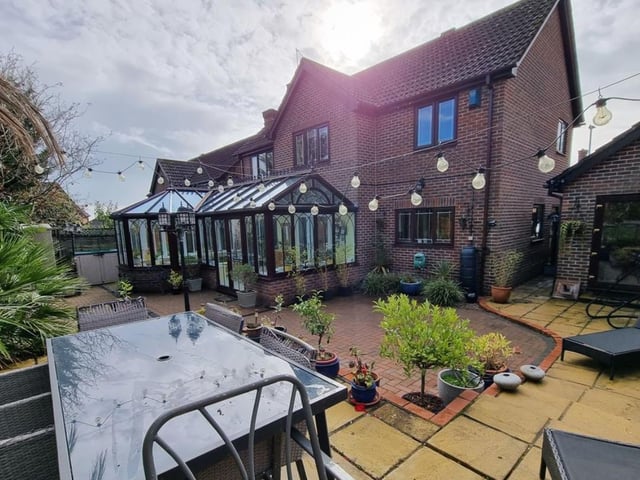 This property is extremely well presented and it has a beautiful 22' Conservatory.