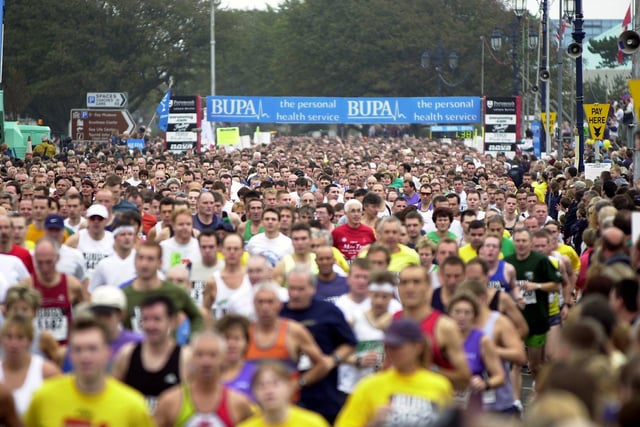 The 2001 Great South Run begins.