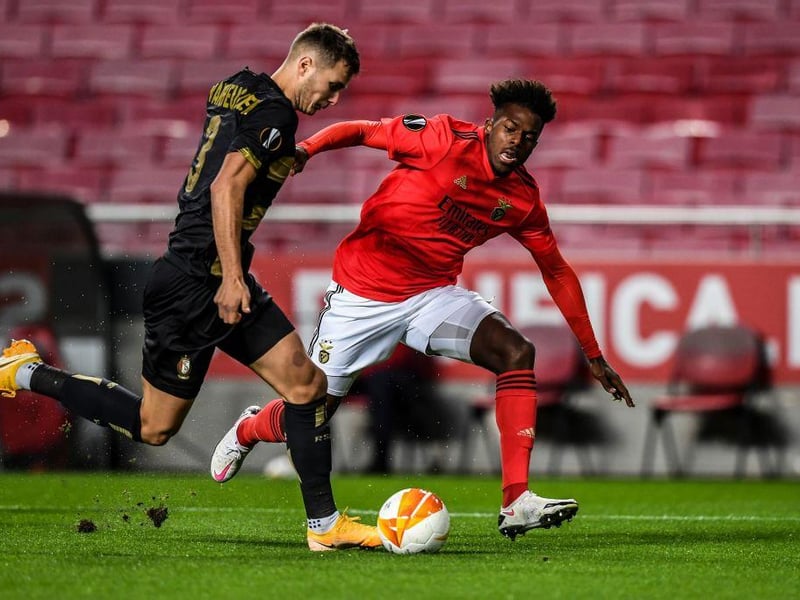 Brighton and Southampton have made approaches for Benfica full-back Nuno Tavares, although neither side has submitted a formal offer yet. (Record)
(Photo by PATRICIA DE MELO MOREIRA/AFP via Getty Images)