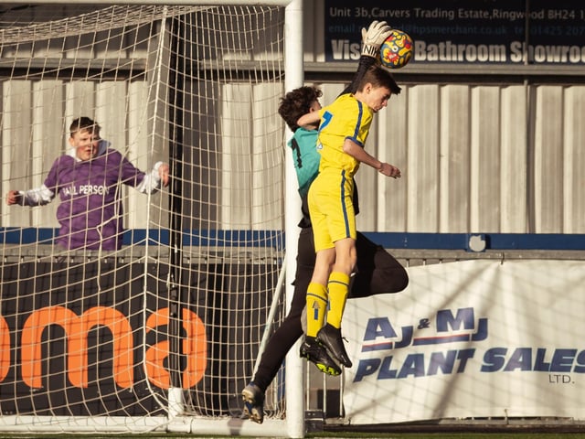 Action from the U16 GEC Marconi Invitation Cup final between Horndean Hawks Condors (red/black) and Pickwick Youth Panthers (yellow). Picture: Keith Woodland (260221-244)