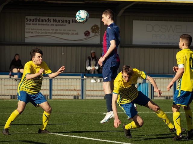 US Portsmouth (maroon/blue) v Locks Heath. Picture: Keith Woodland