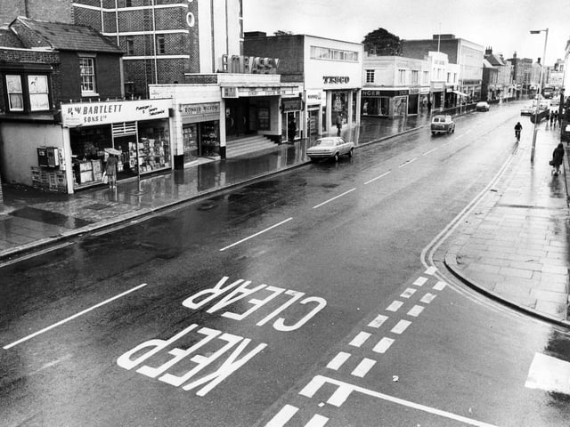 A rainy day in West Street, Fareham in August 1973