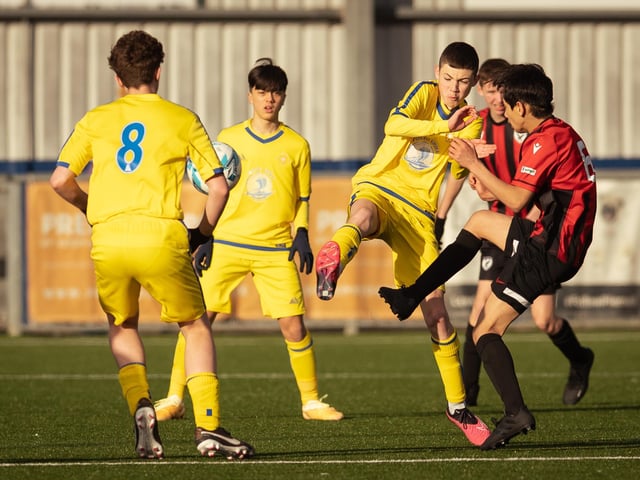 Action from the U16 GEC Marconi Invitation Cup final between Horndean Hawks Condors (red/black) and Pickwick Youth Panthers (yellow). Picture: Keith Woodland (260221-502)