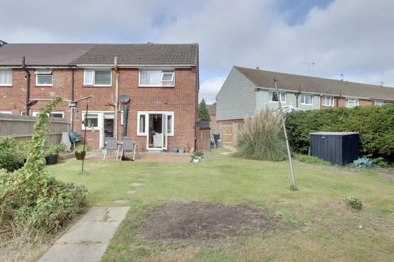 The listing says: "The property is being offered with no forward chain and boasts a 20ft lounge dining room, fitted kitchen and a utility room."